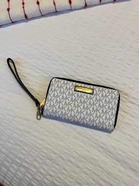 Micheal Kors Wrist Wallet